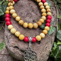 Palo Santo Kette mit Korallenperlen und Blüte des Lebens