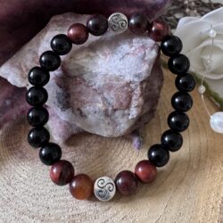 Armband aus Onyx & rotem Tigerauge mit Triskele-Anhänger