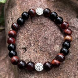 Armband aus rotem Tigerauge, Granat & Triskele-Anhänger