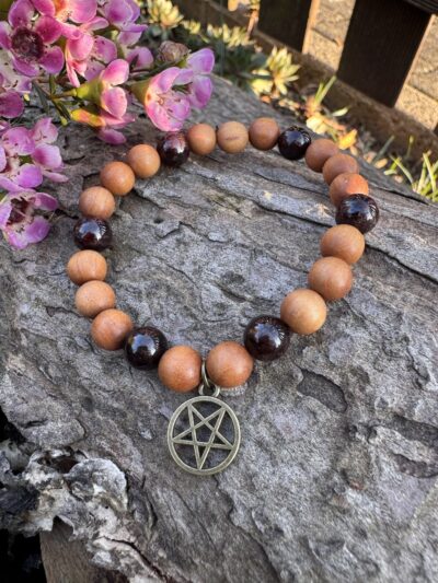 Sandelholz-Armband mit Granatperlen & Pentagramm-Anhänger  – Bild 3