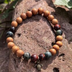 Sandelholz-Armband mit Kambaba Jaspis, rotem Tigerauge & Schildkrötenanhänger 