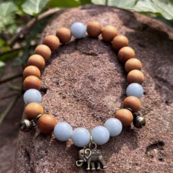 Sandelholz-Armband mit Angelit, Elefantenanhänger & Glöckchen