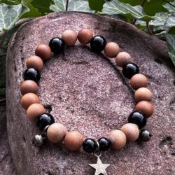 Sandelholz Armband mit Turmalin, Sternanhänger und Glöckchen