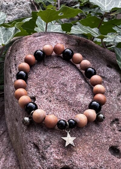 Sandelholz Armband mit Turmalin, Sternanhänger und Glöckchen