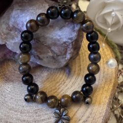 Armband aus Onyx & Tigerauge mit Kleeblatt- und Blüten-Anhänger und Glöckchen