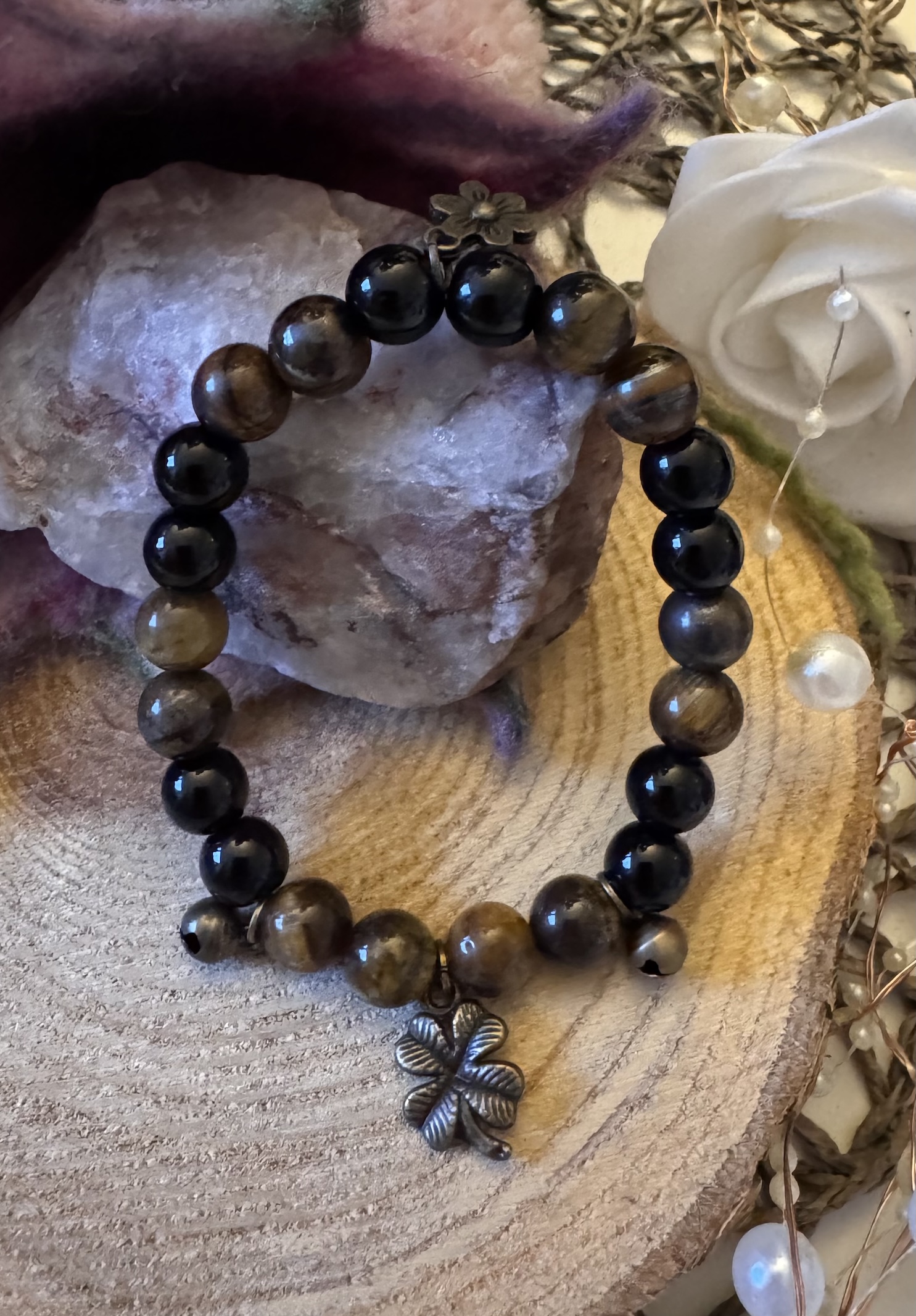 Armband aus Onyx & Tigerauge mit Kleeblatt- und Blüten-Anhänger und Glöckchen