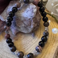 Armband aus Onyx & Rhodonit mit Blüten-Anhänger