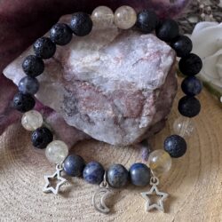 Lavaperlenarmband mit Lapislazuli, Rutilquarz & Mond-und-Sterne-Anhänger