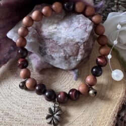 Sandelholzarmband mit rotem Tigerauge, Kleeblatt-Anhänger & Glöckchen